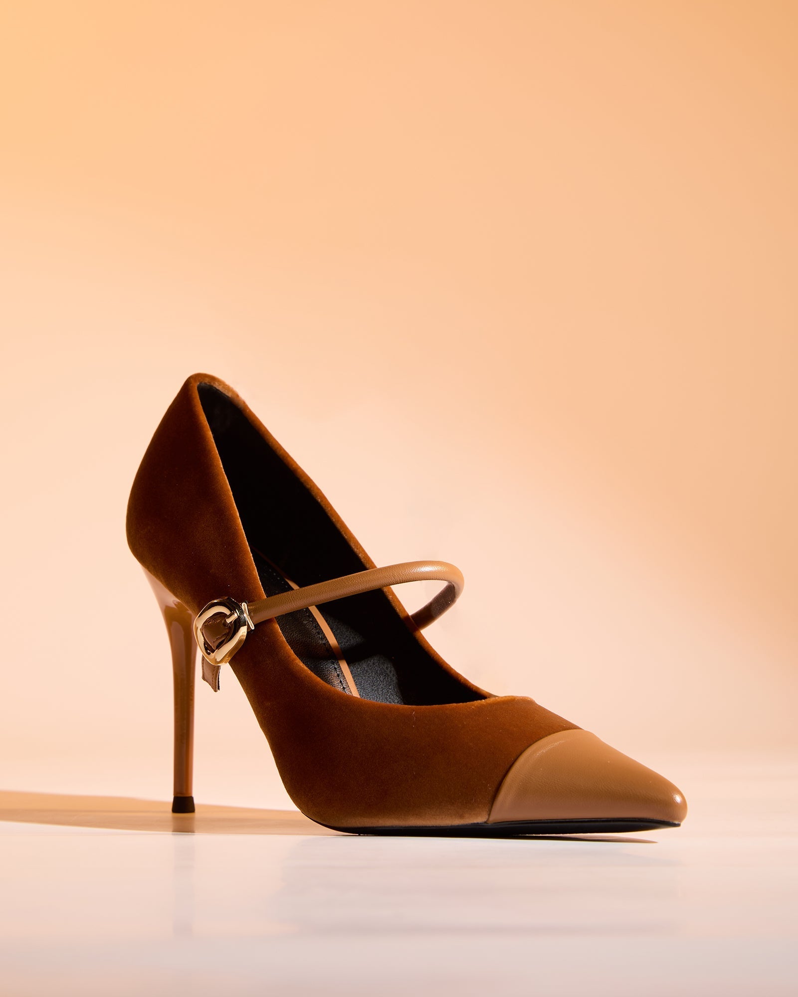 Vada Splicing Velvet Pumps In Brown